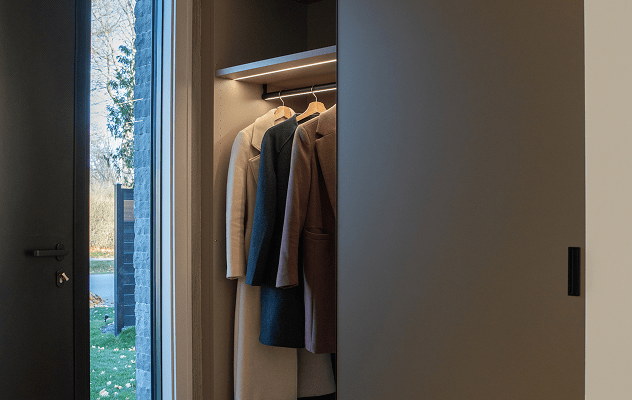 FOYER SLIDING DOOR CLOSET