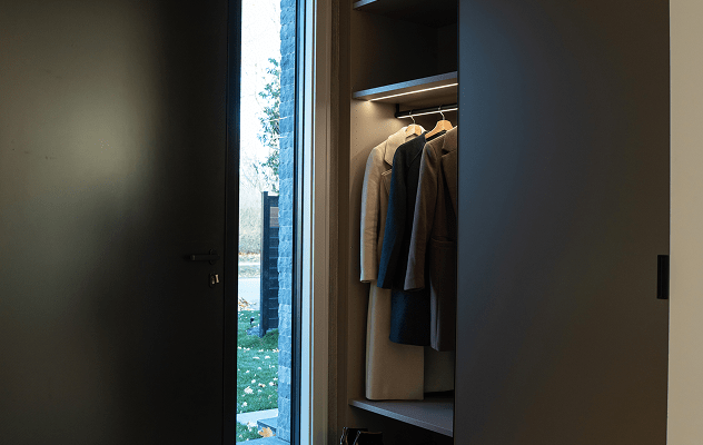 FOYER SLIDING DOOR CLOSET