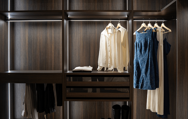 WALK IN CLOSET