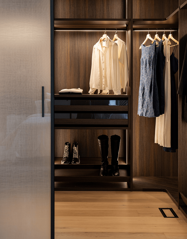 WALK IN CLOSET