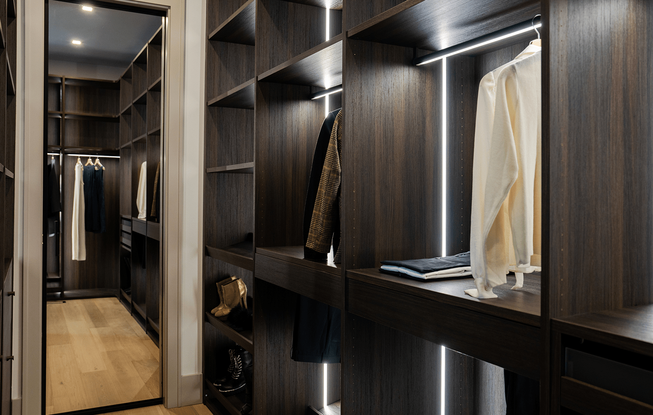 WALK IN CLOSET
