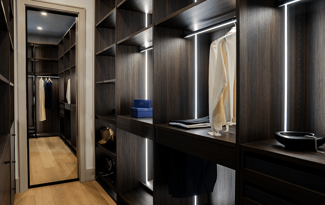 WALK IN CLOSET