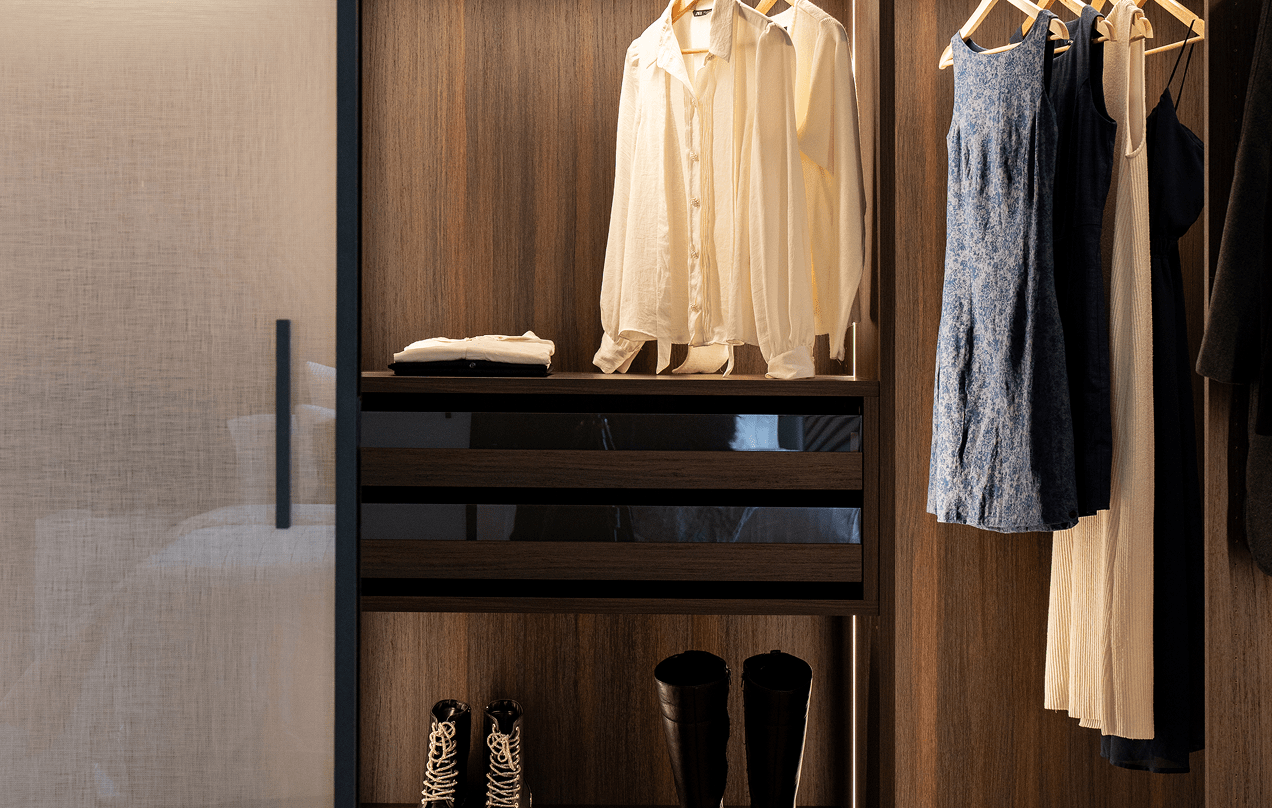 FOYER SLIDING DOOR CLOSET